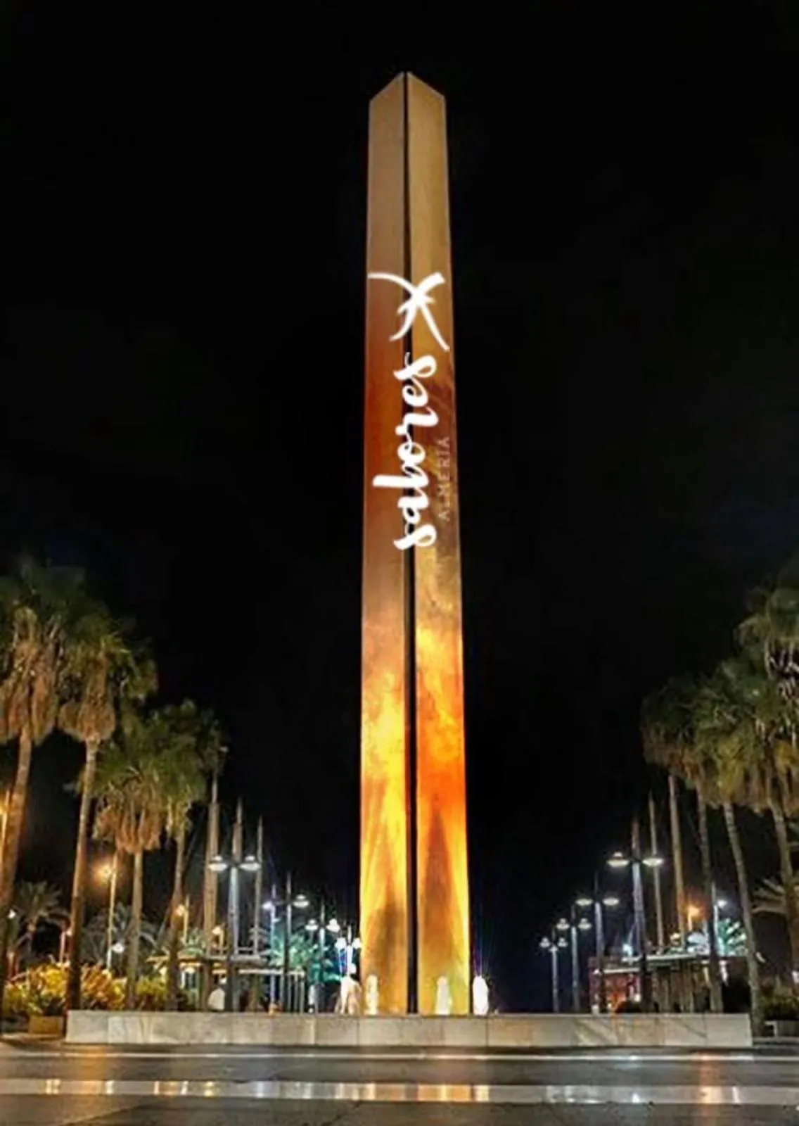 Obelisco iluminado de noche